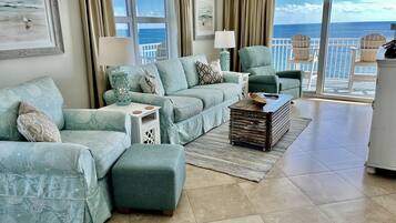 Een smart-tv, tafelvoetbal, een muziekbibliotheek en een stereo