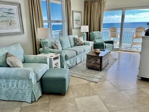 Een smart-tv, tafelvoetbal, een muziekbibliotheek en een stereo