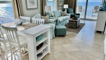 Een smart-tv, tafelvoetbal, een muziekbibliotheek en een stereo