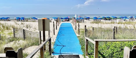 Na praia, espreguiçadeiras
