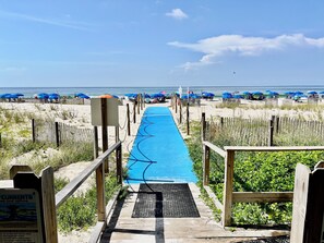 On the beach - No Host Fees, Beachfront, E Corner Unit On The 10th Floor w/ Wrap Around Balcony (Gulf Shores)