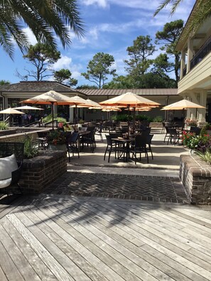 Outdoor dining - Mariner’s Way Retreat-Steps from Lighthouse & Harbour Town pool pass provided (Hilton Head Island)