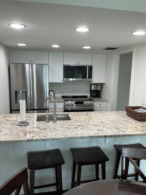 Fridge, microwave, oven, stovetop - Mariner’s Way Retreat-Steps from Lighthouse & Harbour Town pool pass provided (Hilton Head Island)