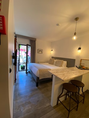 Lua - Estúdio, 1 cama quem-size, terraço, vista jardim | Italienska Frette-lakan och sängtillbehör av högsta kvalitet