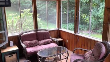 Smart-tv, dvd-spelare och böcker