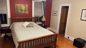 4 bedrooms, desk, iron/ironing board, free WiFi