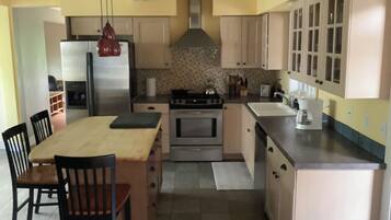 Kylskåp, mikrovågsugn, ugn och spishäll