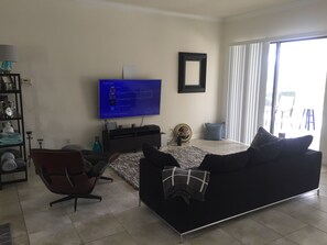 Una televisión, un reproductor de DVD, un reproductor estéreo