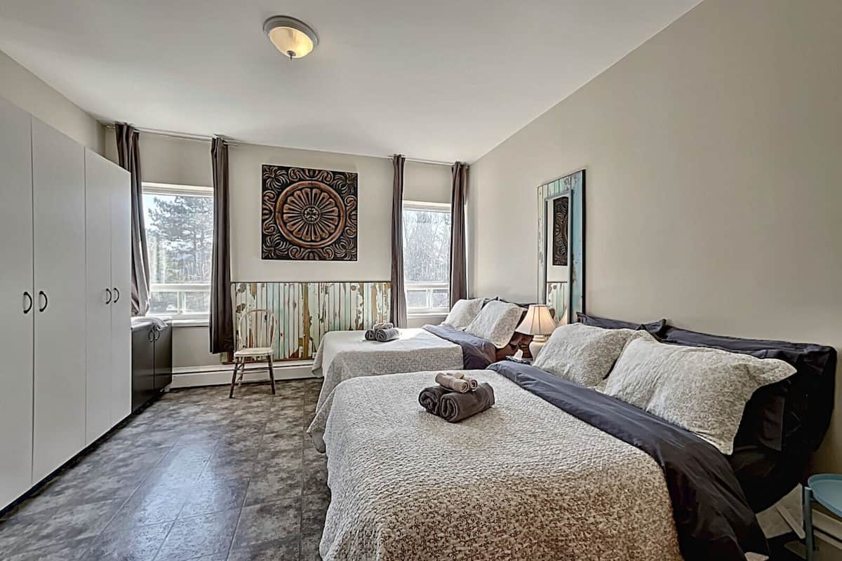 Habitación cuádruple clásica | Ropa de cama de alta calidad y decoración personalizada