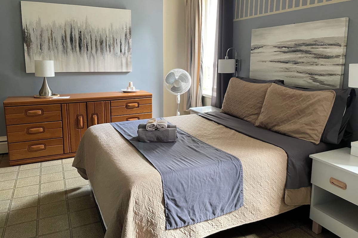 Habitación triple clásica, varias camas, para no fumadores, vista al jardín | Ropa de cama de alta calidad y decoración personalizada
