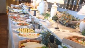 A buffet with various food items including fruits, cheeses, and pastries. - Landgasthaus Hotel Zur Alten Linde (Hamersen)