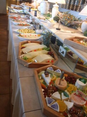 Free daily buffet breakfast