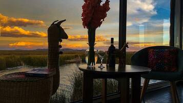 Suite Deluks, 1 Tempat Tidur King | 2 kamar tidur, selimut bulu angsa, busa memori, dan meja kerja