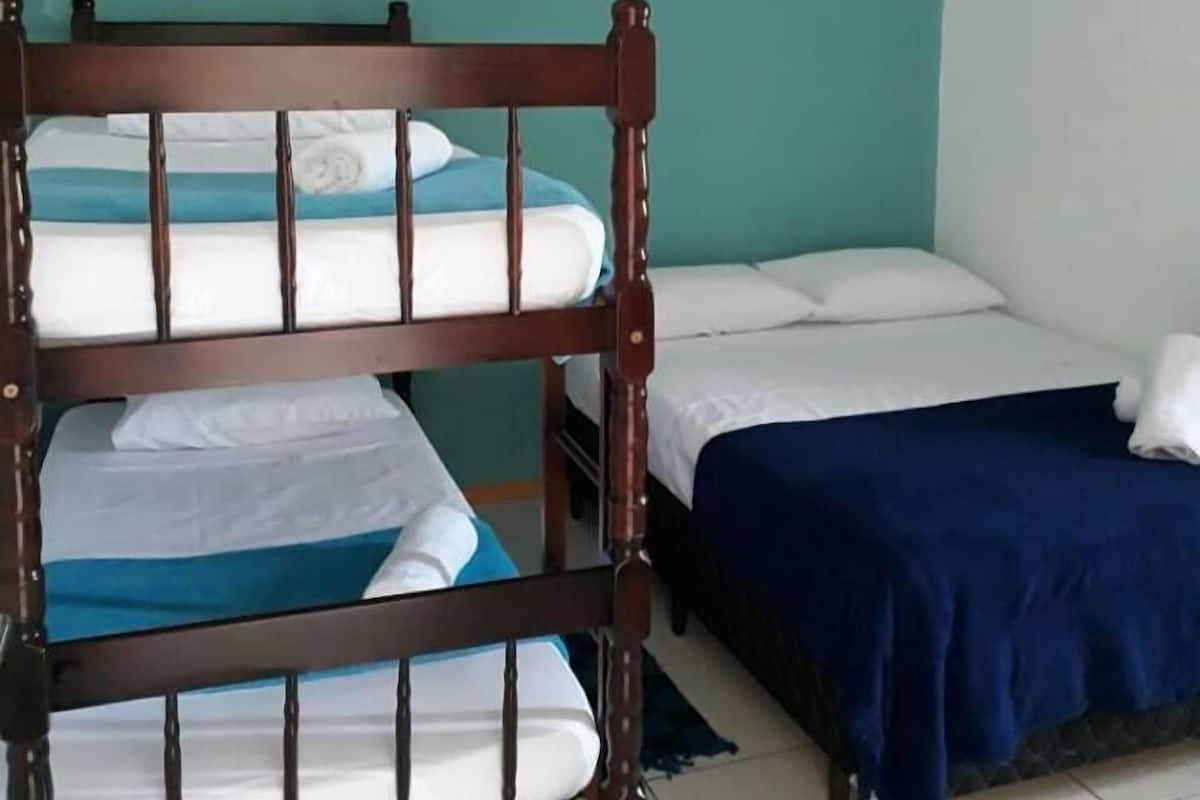 Habitación cuádruple | Minibar, escritorio, cortinas blackout y insonorización