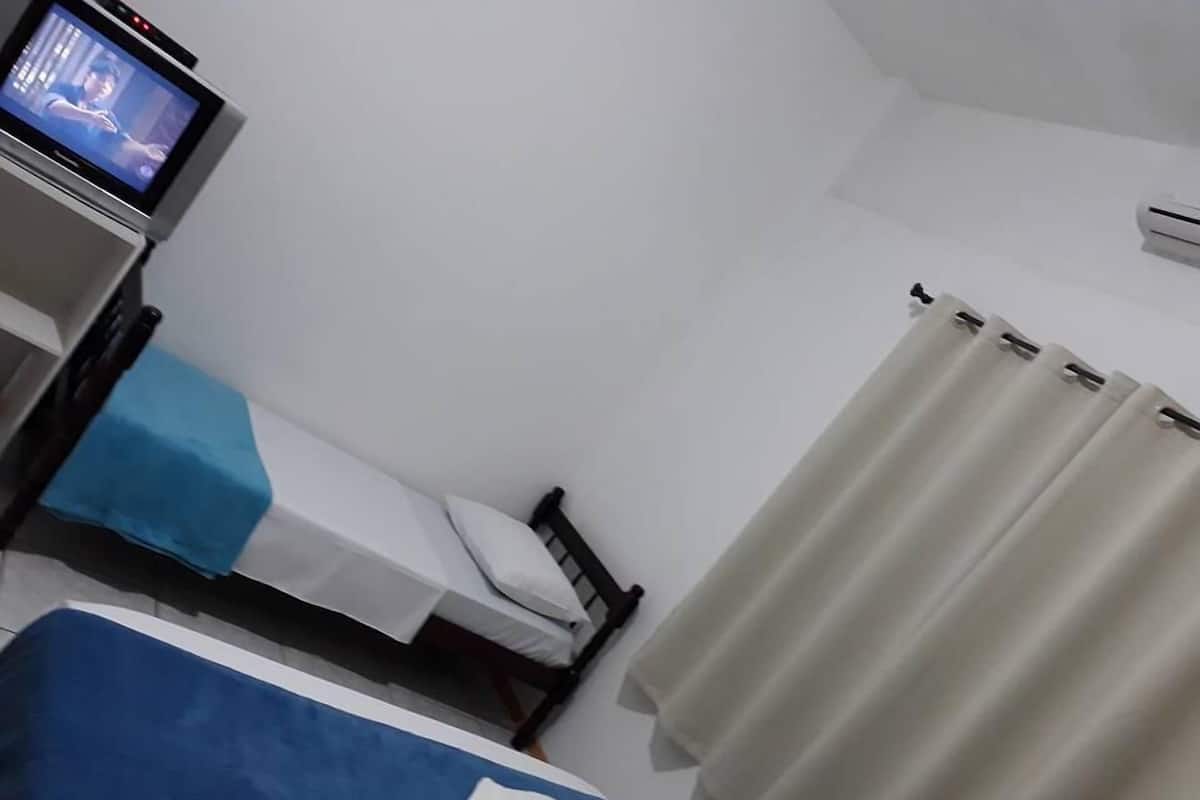 Minibar, escritorio, cortinas blackout y insonorización