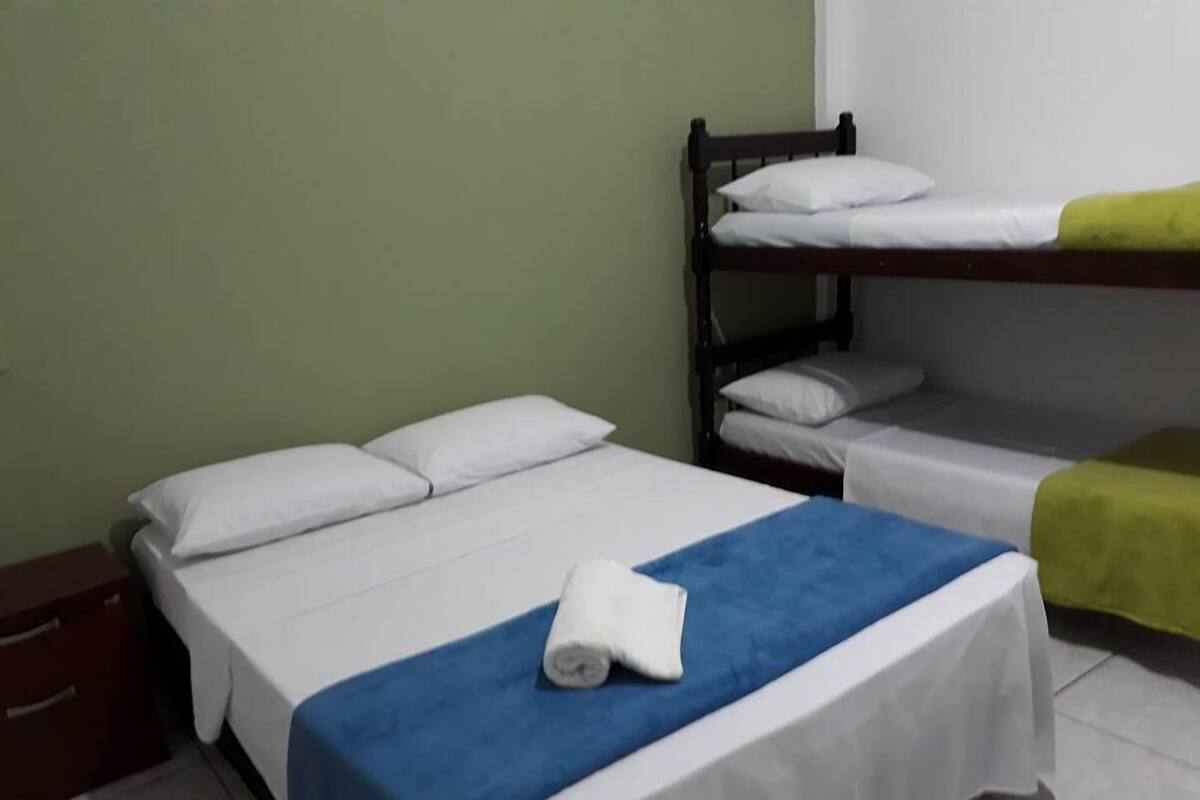 Minibar, escritorio, cortinas blackout y insonorización