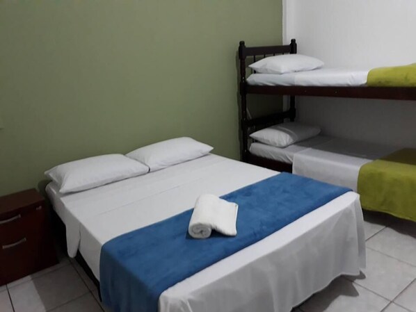 Frigobar, escrivaninha, cortinas blackout, quartos à prova de som