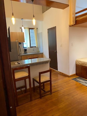 Suite estudio familiar, cocina | Ropa de cama hipoalergénica, mobiliario individual, escritorio