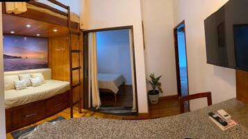 Suite Studio Familiale, cuisine | Literie hypoallergénique, ameublement personnalisé, bureau
