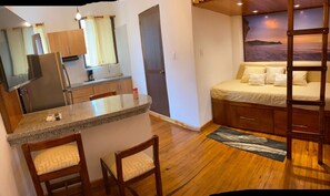 Family Studio Suite, Kitchen | Hypo-allergenic bedding, individually furnished, desk, laptop workspace - Hostal Quentin (Puerto Lopez)