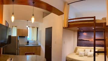 Suite estudio familiar, cocina | Ropa de cama hipoalergénica, muebles diferentes y escritorio