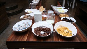 Un ricco buffet della colazione con diversi cibi e bevande.