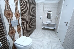 Superior Double Room | Bathroom | Shower, free toiletries, hair dryer, slippers