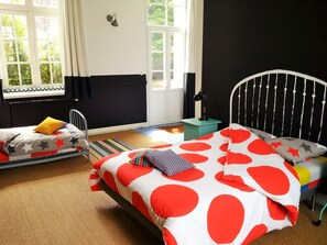 Habitación cuádruple familiar, varias camas (Les Billes) | Baño | Amenidades de baño gratuitas, secadora de cabello, toallas