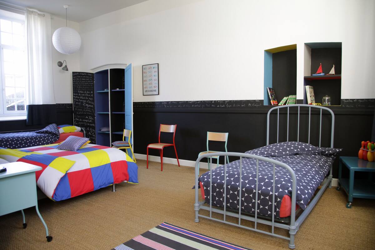 Habitación cuádruple familiar, varias camas (Les Billes) | Decoración personalizada, muebles diferentes y escritorio