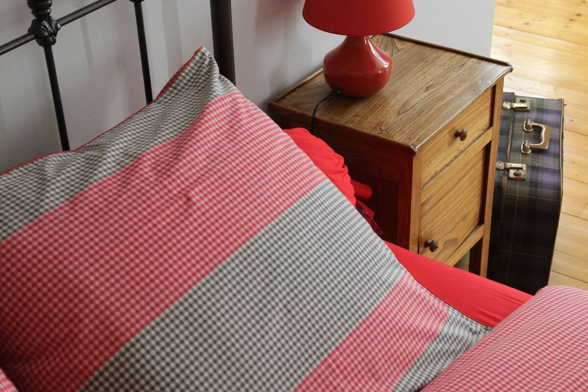 Habitación cuádruple familiar, varias camas, vista al jardín (La Marelle) | Decoración personalizada, muebles diferentes y escritorio