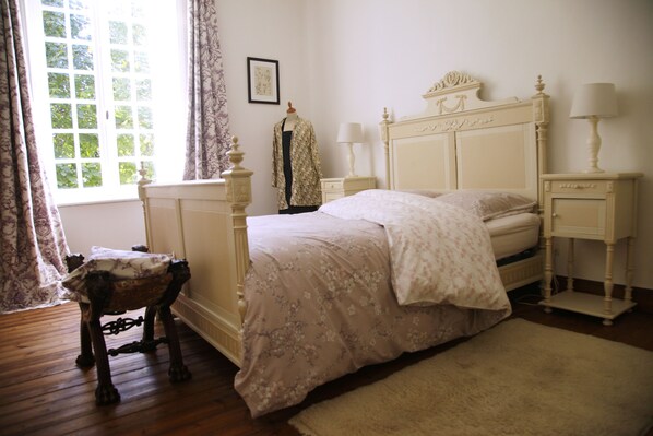 Habitación doble clásica, 1 cama matrimonial, vista al jardín (Le Bon Point) | Decoración personalizada, muebles diferentes y escritorio