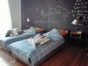 Suite familiar, 2 habitaciones | Decoración personalizada, muebles diferentes y escritorio
