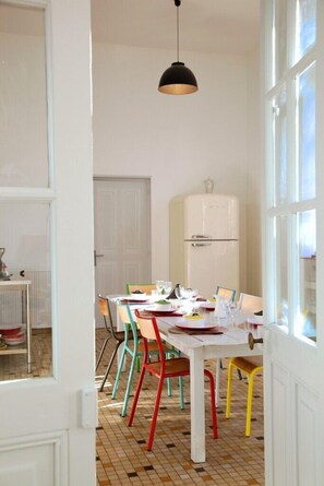 Se sirven cenas y cocina francesa