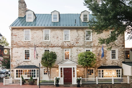 Fachada de la propiedad. The Red Fox Inn & Tavern