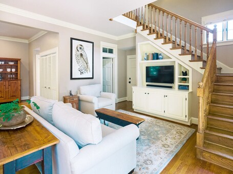 Middleburg Cottage | Living area | LCD TV