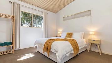 2 bedrooms, iron/ironing board, travel cot, free WiFi