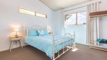 2 quartos, ferros/tábuas de passar roupa, berço de viagem