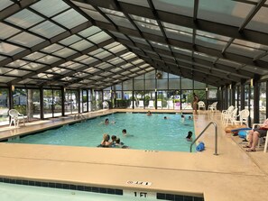 Alberca techada y alberca al aire libre