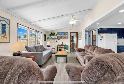 SLEEPS 10! 3 bedrms/3 baths/Pier House. One Golf Cart incl. 2nd Cart available
