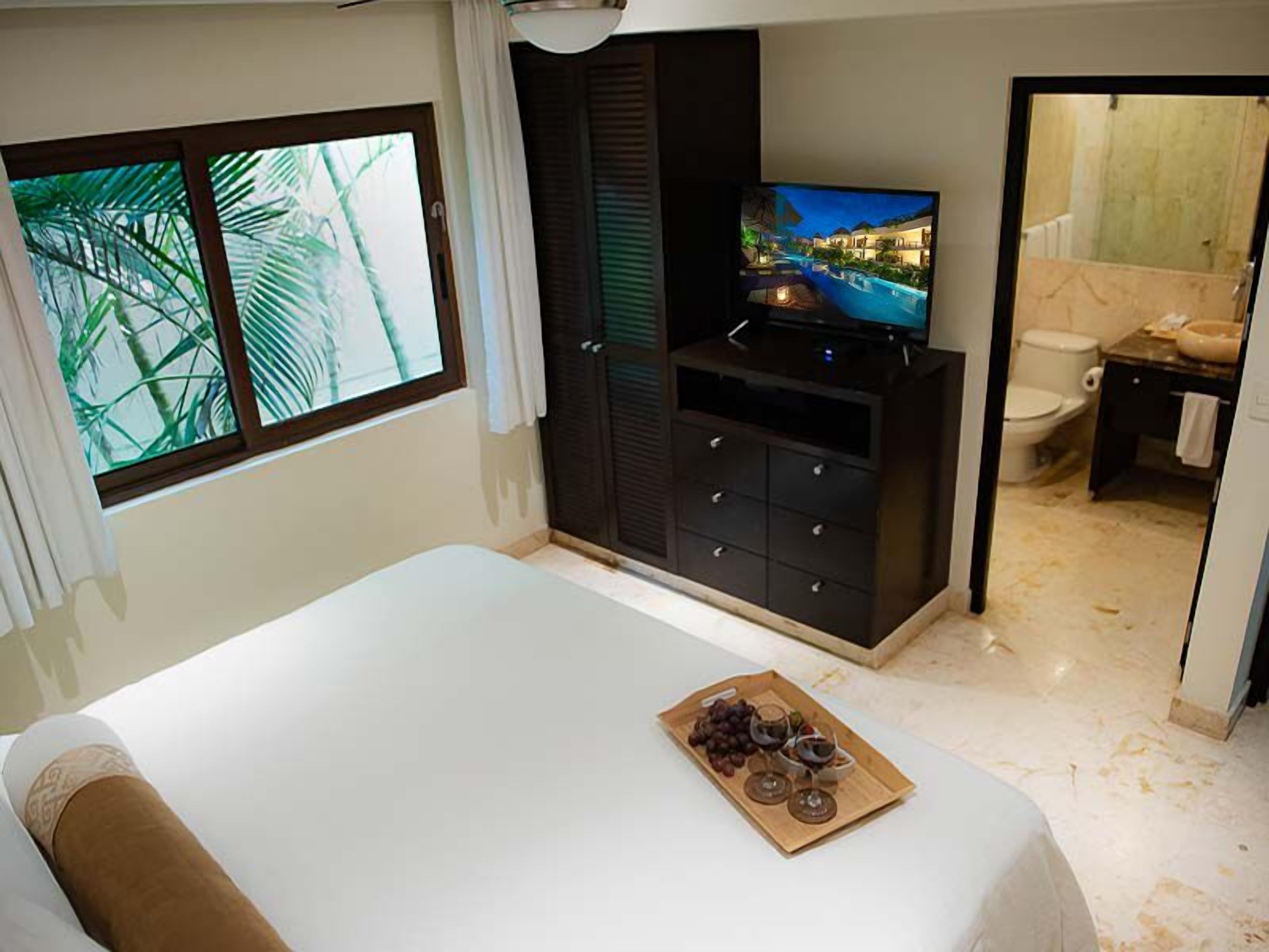 2 quartos, ferros/tábuas de passar roupa, berço de viagem