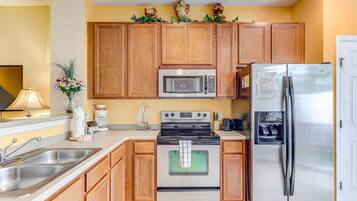 Lemari es, microwave, oven, dan kompor