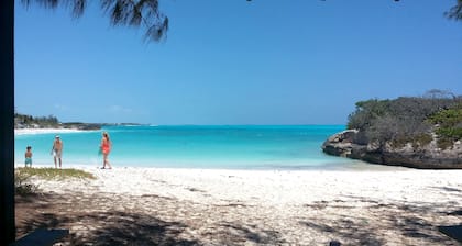 Ixhora East: acceso a la playa a través de la carretera, snorkeling y natación desde la playa