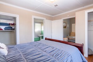 1 bedroom, iron/ironing board, free WiFi, bed sheets - Shore Break: Downtown Pensacola, North Hill (Pensacola)