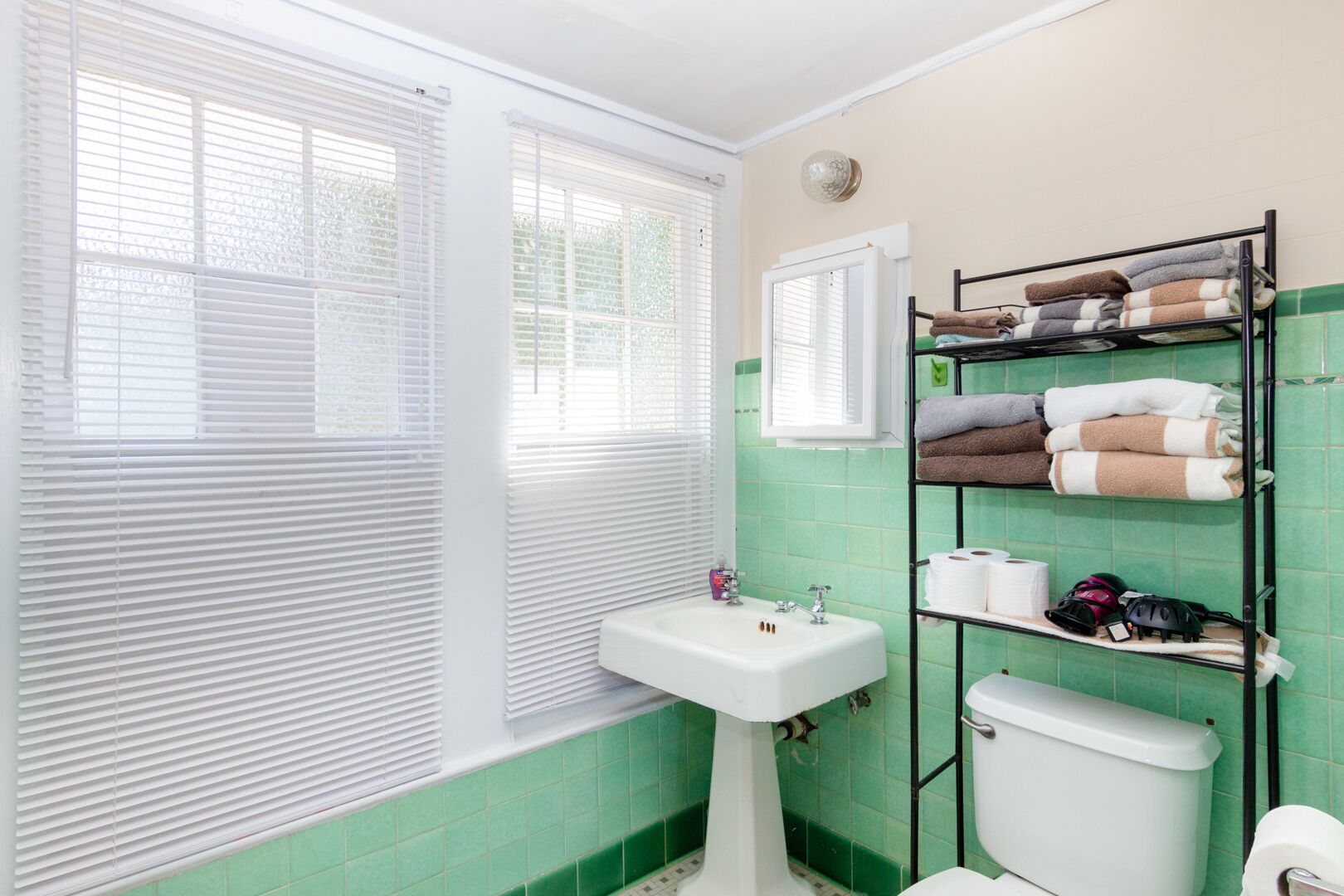 Combined shower/tub, hair dryer, towels