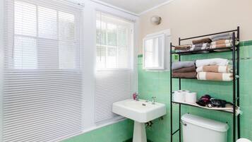 Combined shower/tub, hair dryer, towels