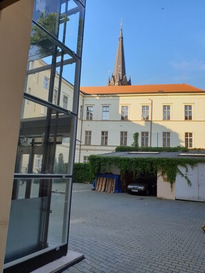 المنشأة من الخارج