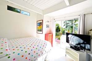 2 bedrooms, desk, iron/ironing board, free WiFi - Hollywood Hills Retreat with Scenic Views & Lush Private Garden (Los Angeles)