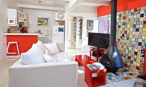 Smart-TV, Kamin, DVD-Player, Bücher