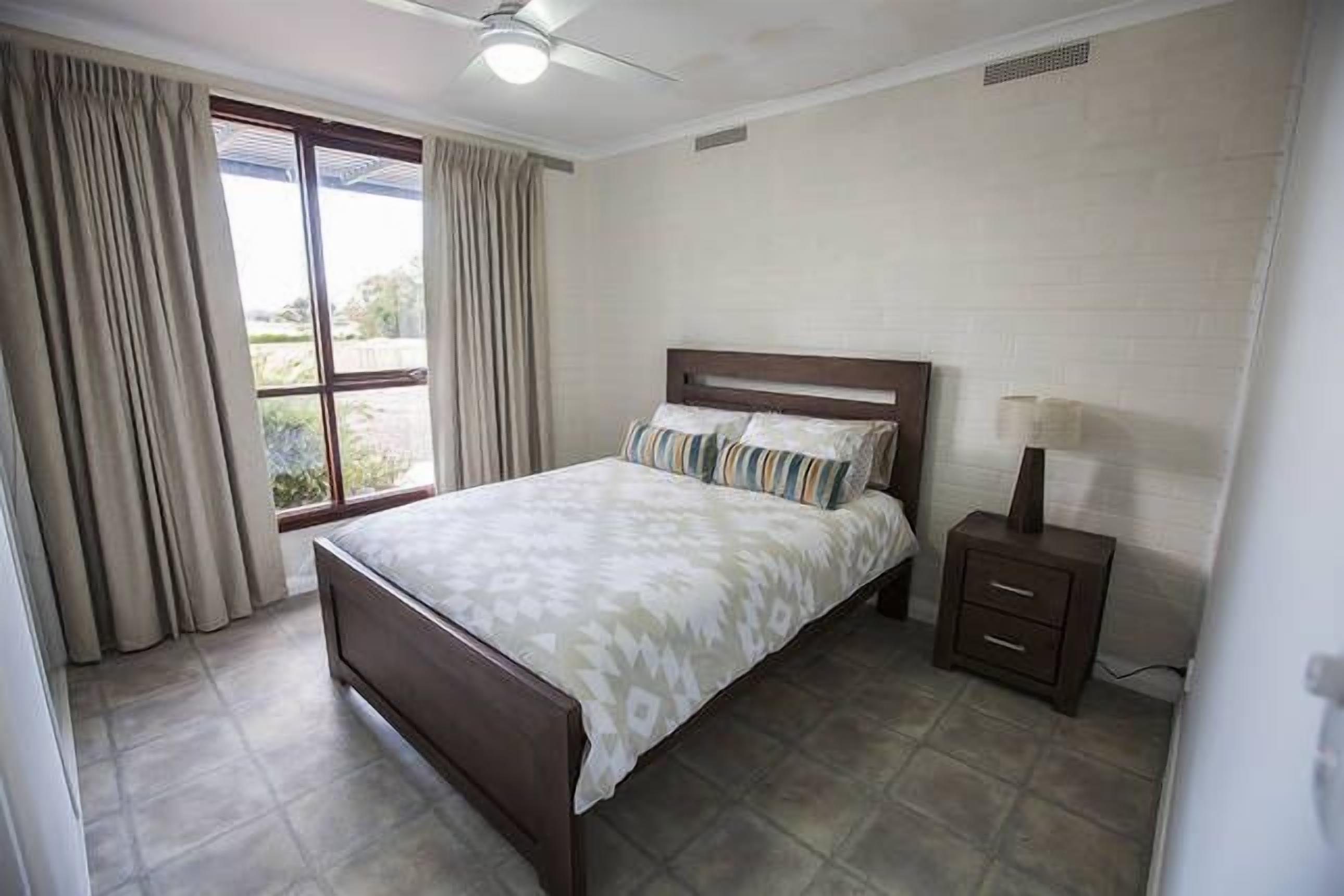 4 dormitorios, tabla de planchar con plancha, ropa de cama