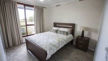 4 dormitorios, tabla de planchar con plancha, ropa de cama